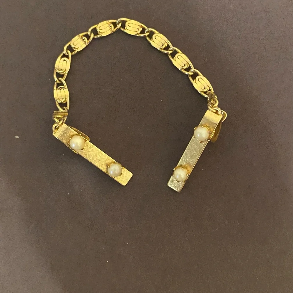Vintage Gold-Tone Pearl Accent Women’s sweater clip - Picture 6 of 9